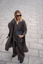 Įkelti vaizdą į peržiūros programą, Midi dydžio,odinė rankinė, su užrašu viduje Tu esi ir to pakanka