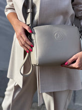 Įkelti vaizdą į peržiūros programą, Midi dyžio, odinė rankinė su užrasu viduje Tu esi ir to pakanka, spalva pilka