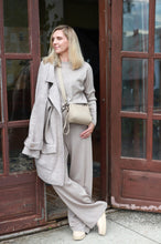 Įkelti vaizdą į peržiūros programą, Mini dydžio rankinė, su užrašu viduje Tu esi ir to pakanka, pilkšvas smėlis