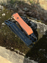 Įkelti vaizdą į peržiūros programą, Siauras pakabukas raktams cinamono spalvos NUGALĖJIMAI> NEGALĖJIMAI kartu su V&V