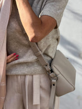 Įkelti vaizdą į peržiūros programą, Midi dyžio, odinė rankinė su užrasu viduje Tu esi ir to pakanka, spalva pilka