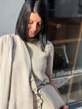 Įkelti vaizdą į peržiūros programą, Midi dyžio, odinė rankinė su užrasu viduje Tu esi ir to pakanka, spalva pilka