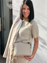 Įkelti vaizdą į peržiūros programą, Midi dyžio, odinė rankinė su užrasu viduje Tu esi ir to pakanka, spalva pilka