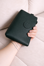 Įkelti vaizdą į peržiūros programą, Kosmetinė- delninė su kilpele Just. Tamsios žalios spalvos.