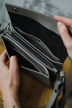 Įkelti vaizdą į peržiūros programą, Piniginė/delninė moterims Abra Kadabra, Juoda spalva, su odiniu dirželiu ir grandinėle