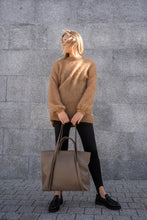 Įkelti vaizdą į peržiūros programą, Odinė rankinė moterims The Biggest Hug kavos spalva