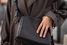 Įkelti vaizdą į peržiūros programą, Midi dydžio,odinė rankinė, su užrašu viduje Tu esi ir to pakanka