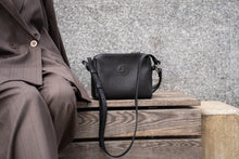 Įkelti vaizdą į peržiūros programą, Midi dydžio,odinė rankinė, su užrašu viduje Tu esi ir to pakanka