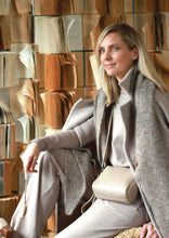 Įkelti vaizdą į peržiūros programą, Mini dydžio rankinė, su užrašu viduje Tu esi ir to pakanka, pilkšvas smėlis