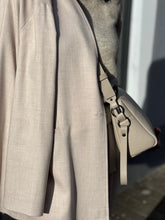 Įkelti vaizdą į peržiūros programą, Midi dyžio, odinė rankinė su užrasu viduje Tu esi ir to pakanka, spalva pilka