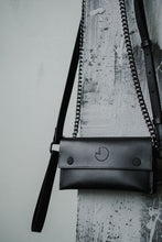 Įkelti vaizdą į peržiūros programą, Piniginė/delninė moterims Abra Kadabra, Juoda spalva, su odiniu dirželiu ir grandinėle