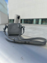 Įkelti vaizdą į peržiūros programą, Mini dydžio pilkos spalvos odinė rankinė su užrašu viduje Tu esi ir to pakanka