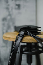 Įkelti vaizdą į peržiūros programą, Piniginė/delninė moterims Abra Kadabra, Juoda spalva, su odiniu dirželiu ir grandinėle