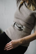 Įkelti vaizdą į peržiūros programą, Natūralios odos diželis - Smilga. Šviesiai pilka spalva