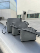 Įkelti vaizdą į peržiūros programą, Mini dydžio pilkos spalvos odinė rankinė su užrašu viduje Tu esi ir to pakanka