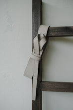 Įkelti vaizdą į peržiūros programą, Natūralios odos diželis - Smilga. Šviesiai pilka spalva