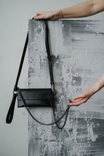 Įkelti vaizdą į peržiūros programą, Piniginė/delninė moterims Abra Kadabra, Juoda spalva, su odiniu dirželiu ir grandinėle