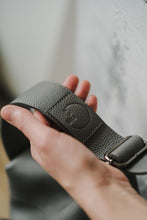 Įkelti vaizdą į peržiūros programą, Rankinė Messenger, pilka spalva , unisex modelis