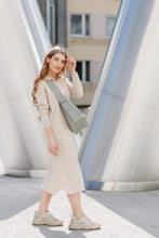 Įkelti vaizdą į peržiūros programą, Odinė rankinė moterims Balance pilka spalva/ pailginta rankena