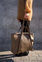 Įkelti vaizdą į peržiūros programą, Odinė rankinė moterims The Biggest Hug kavos spalva