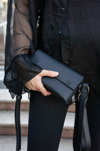 Įkelti vaizdą į peržiūros programą, Piniginė/delninė moterims Abra Kadabra, Juoda spalva, su odiniu dirželiu ir grandinėle