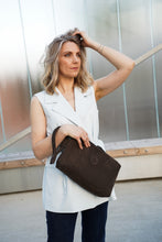 Įkelti vaizdą į peržiūros programą, Verstos odos delninė Luxury, šokolado spalva