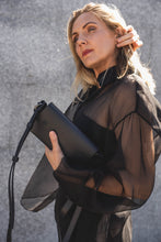 Įkelti vaizdą į peržiūros programą, Piniginė/delninė moterims Abra Kadabra, Juoda spalva, su odiniu dirželiu ir grandinėle