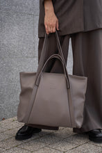 Įkelti vaizdą į peržiūros programą, Odinė rankinė moterims The Biggest Hug fango spalva