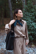 Įkelti vaizdą į peržiūros programą, Juodos spalvos odinė rankinė The biggest hug