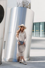 Įkelti vaizdą į peržiūros programą, Mini dydžio pilkos spalvos odinė rankinė su užrašu viduje Tu esi ir to pakanka