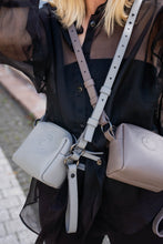 Įkelti vaizdą į peržiūros programą, Mini dydžio pilkos spalvos odinė rankinė su užrašu viduje Tu esi ir to pakanka