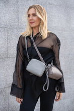 Įkelti vaizdą į peržiūros programą, Mini dydžio pilkos spalvos odinė rankinė su užrašu viduje Tu esi ir to pakanka