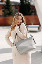 Įkelti vaizdą į peržiūros programą, Odinė rankinė moterims Balance pilka spalva/ pailginta rankena