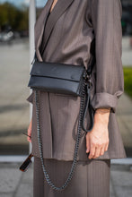 Įkelti vaizdą į peržiūros programą, Piniginė/delninė moterims Abra Kadabra, Juoda spalva, su odiniu dirželiu ir grandinėle