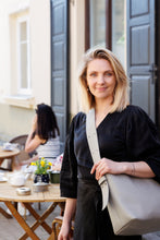 Įkelti vaizdą į peržiūros programą, Odinė rankinė moterims Balance pilka spalva/ pailginta rankena