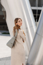 Įkelti vaizdą į peržiūros programą, Odinė rankinė moterims Balance pilka spalva/ pailginta rankena