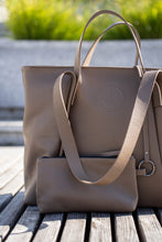 Įkelti vaizdą į peržiūros programą, Odinė rankinė moterims The Biggest Hug kavos spalva