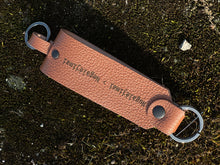 Įkelti vaizdą į peržiūros programą, Platus pakabukas raktams cinamono spalvos NUGALĖJIMAI> NEGALĖJIMAI kartu su V&V