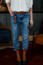 Įkelti vaizdą į peržiūros programą, Siauras pakabukas raktams cinamono spalvos NUGALĖJIMAI> NEGALĖJIMAI kartu su V&V