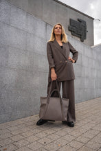 Įkelti vaizdą į peržiūros programą, Odinė rankinė moterims The Biggest Hug fango spalva