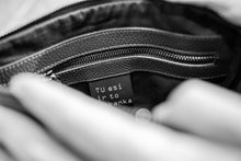 Įkelti vaizdą į peržiūros programą, Midi dydžio,odinė rankinė, su užrašu viduje Tu esi ir to pakanka