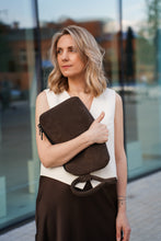 Įkelti vaizdą į peržiūros programą, Verstos odos delninė Luxury, šokolado spalva