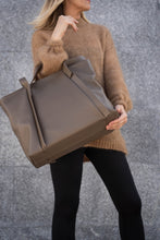 Įkelti vaizdą į peržiūros programą, Odinė rankinė moterims The Biggest Hug kavos spalva