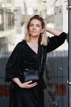 Įkelti vaizdą į peržiūros programą, Mini dydžio, juoda odinė rankinė su užrašu viduje - Tu esi ir to pakanka