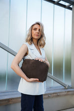 Įkelti vaizdą į peržiūros programą, Verstos odos delninė Luxury, šokolado spalva