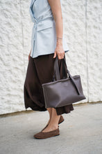 Įkelti vaizdą į peržiūros programą, City life odinė rankinė moterims, spalva - slyva šokolade