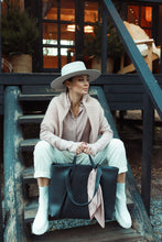 Įkelti vaizdą į peržiūros programą, Juodos spalvos odinė rankinė The biggest hug