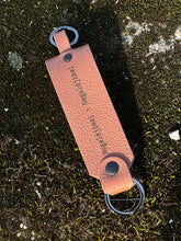 Įkelti vaizdą į peržiūros programą, Platus pakabukas raktams cinamono spalvos NUGALĖJIMAI> NEGALĖJIMAI kartu su V&V