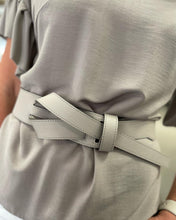 Įkelti vaizdą į peržiūros programą, Natūralios odos diželis - Smilga. Šviesiai pilka spalva