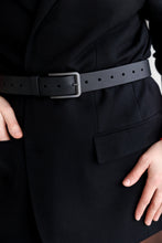 Įkelti vaizdą į peržiūros programą, Juodas, platus unisex tipo diržas su matine tamsia sagtimi
